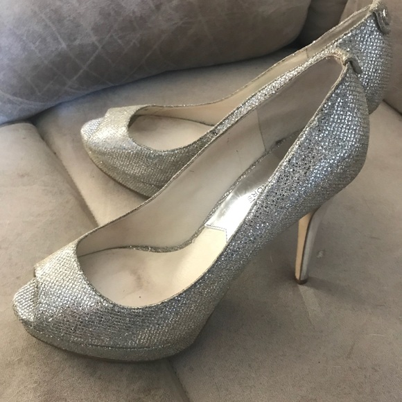 Gorgeous silver Michael Kors heels, sz 9M - Picture 2 of 8